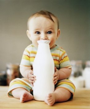 bebe leche en botella